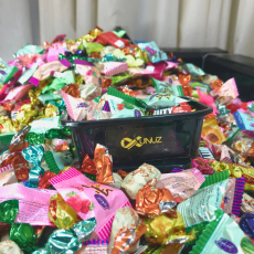 Kunuz-Khajoor-Style-Gift-Box-with-Assorted-Sweets-–-150ml